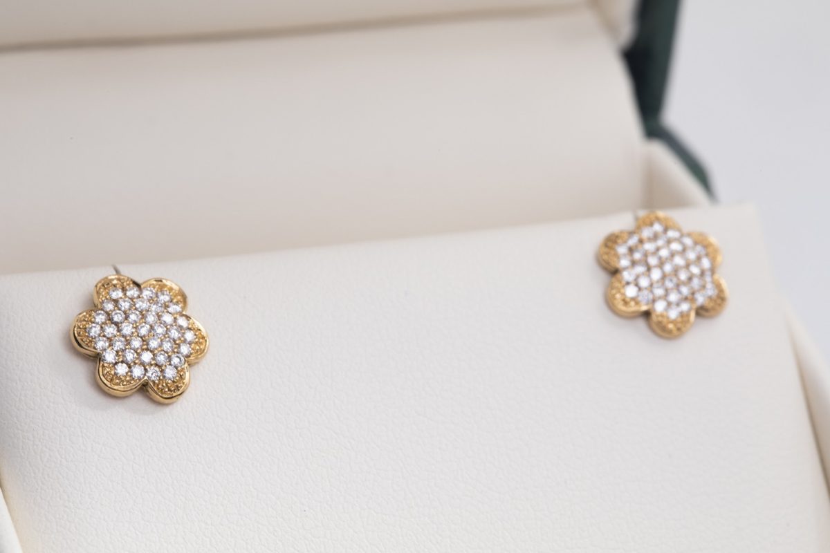 Par de aretes con brillantes