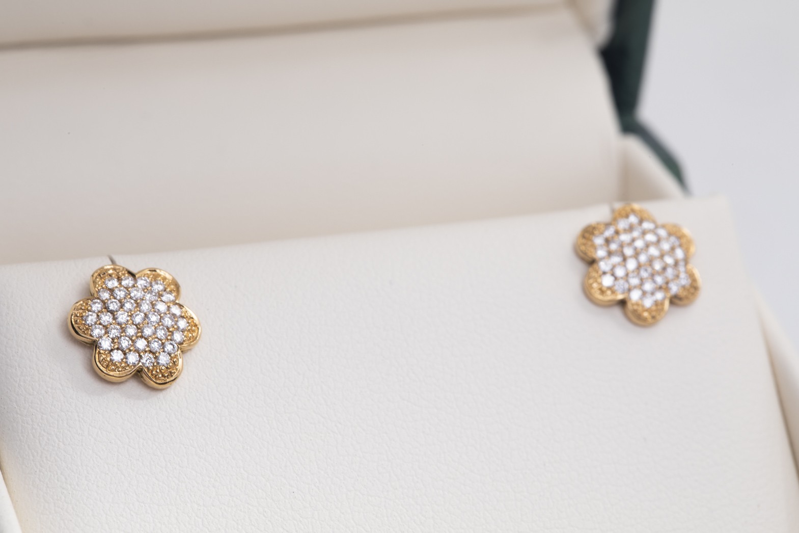 Par de aretes con brillantes