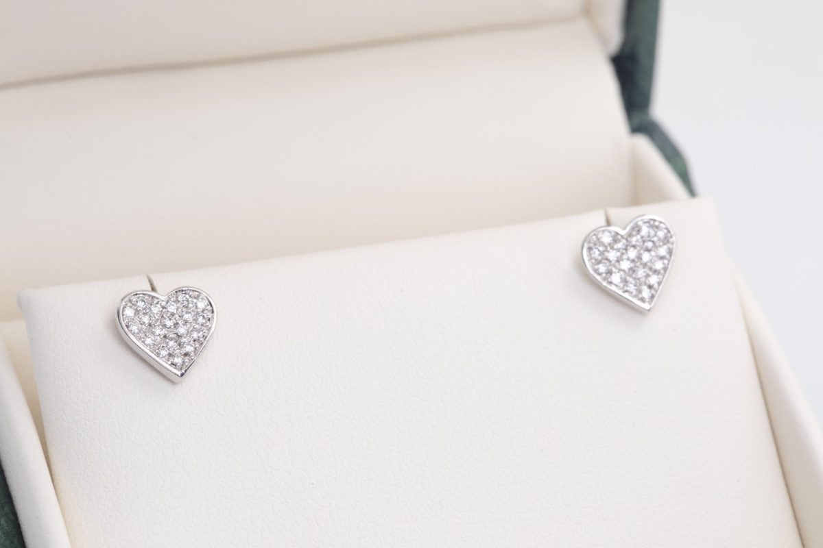Par de aretes con brillantes