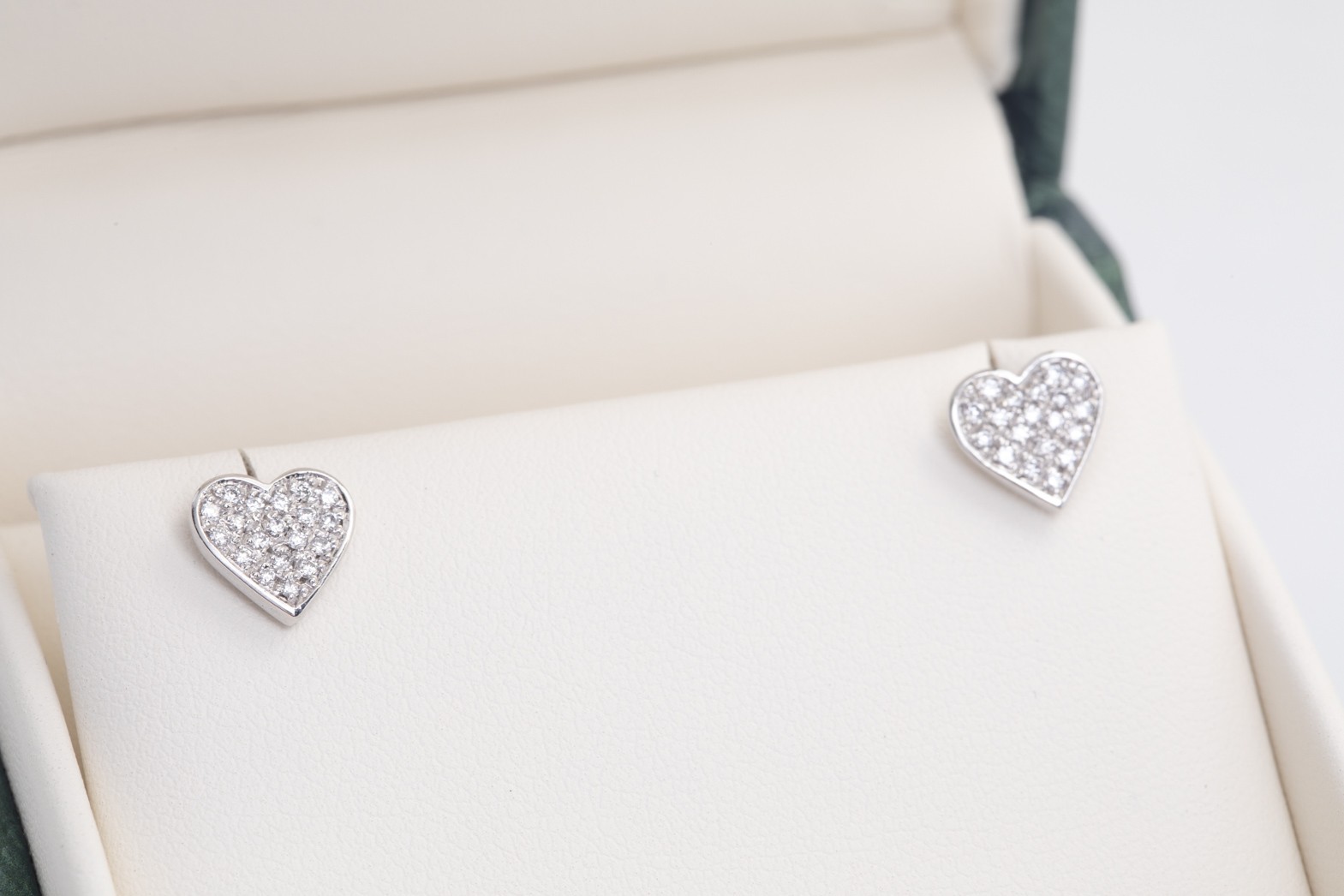 Par de aretes con brillantes