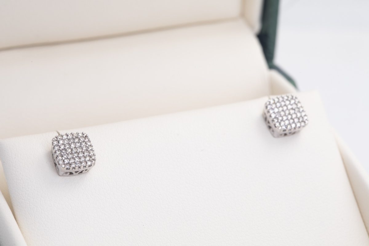 Par de aretes con brillantes