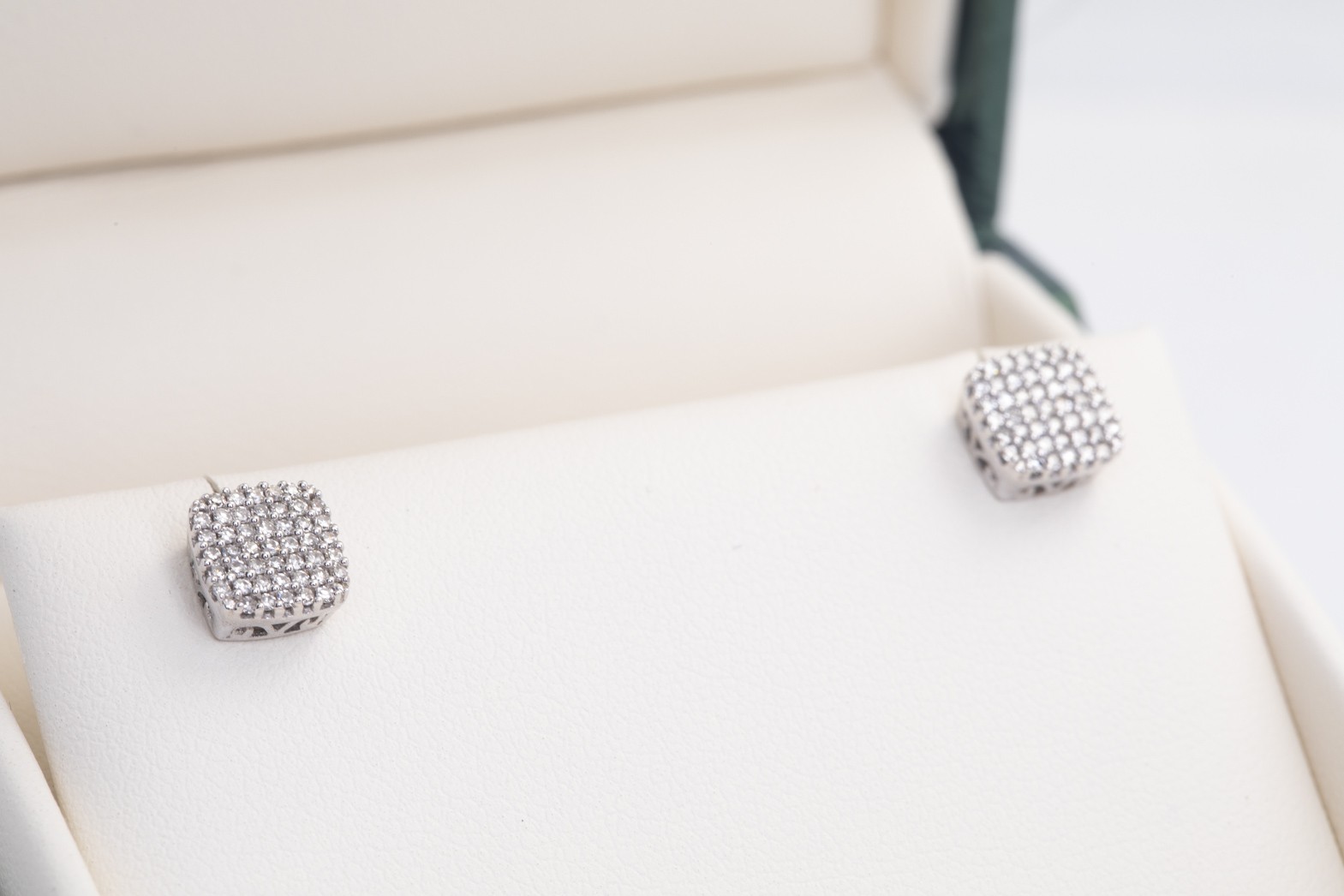 Par de aretes con brillantes