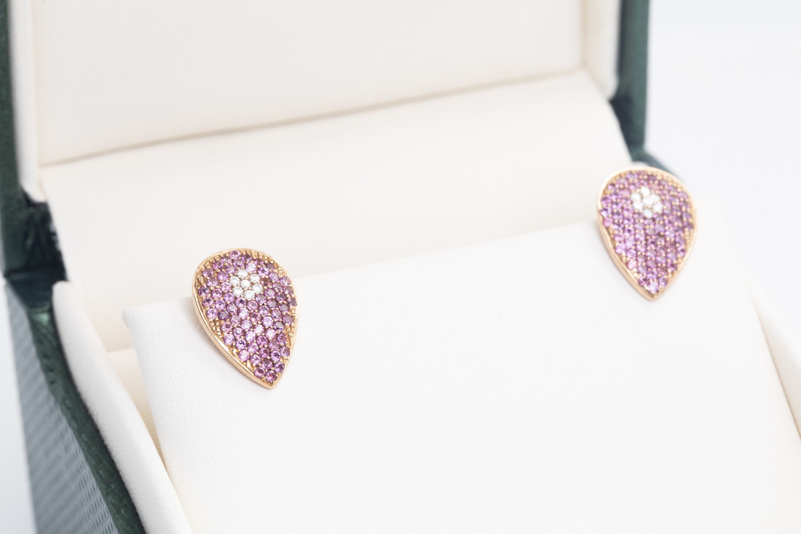 Par de aretes con brillantes y Rubilites