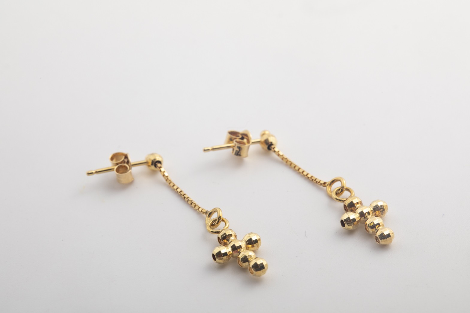 Par de aretes cruz