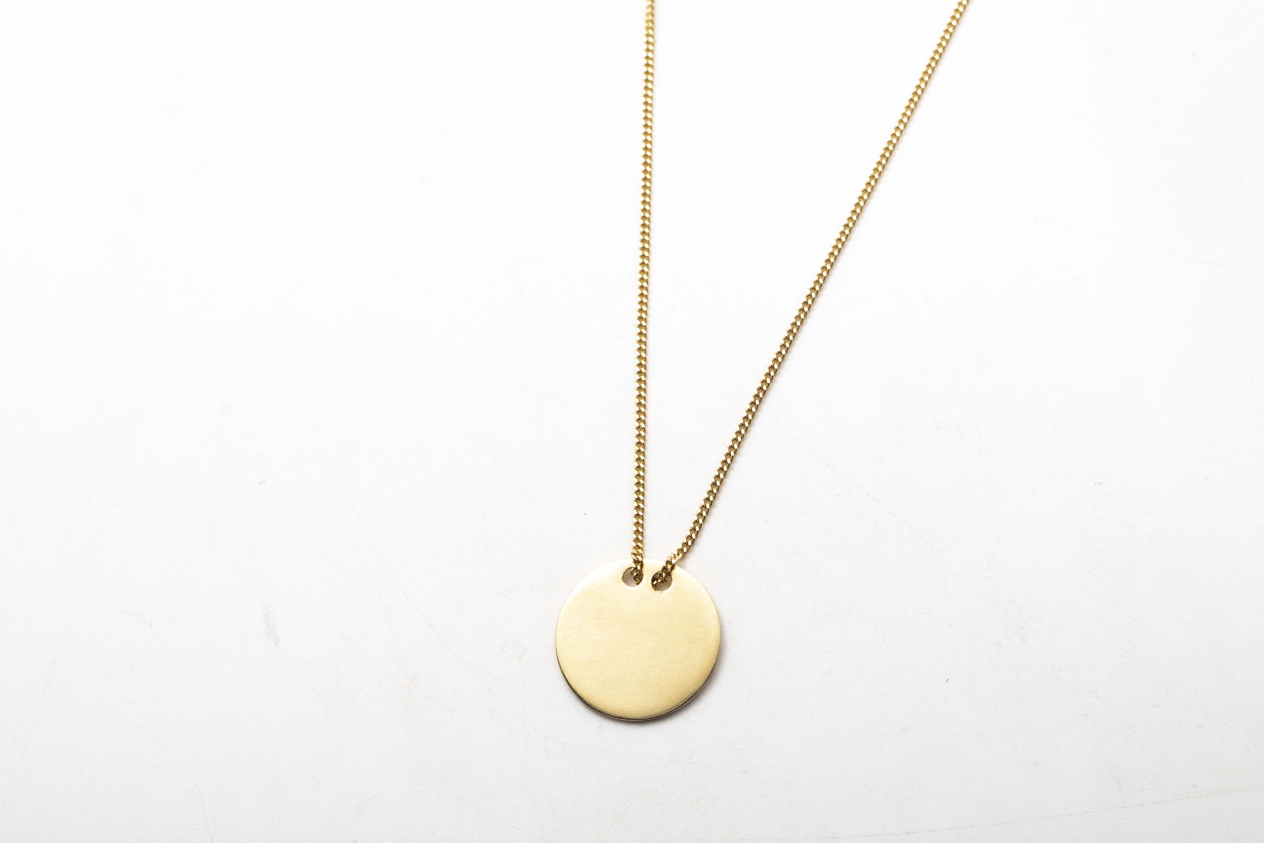 Collar con placa circular