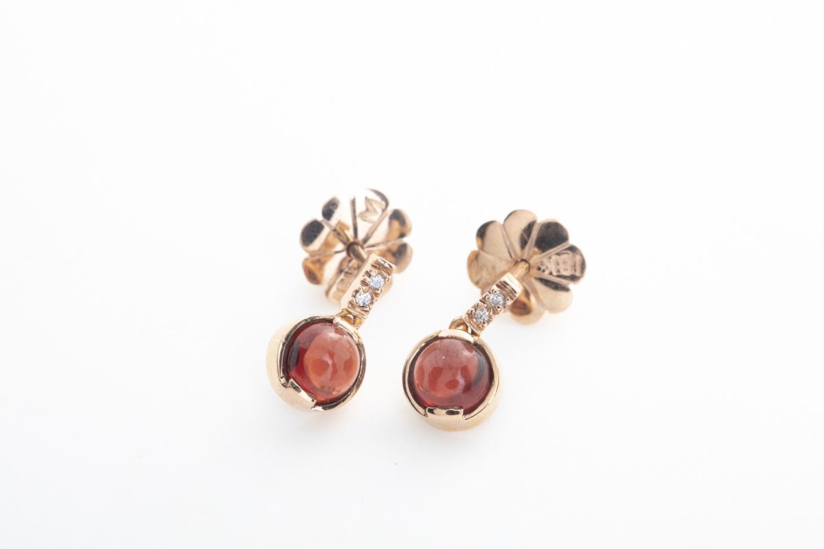 Aretes Amaia con granates rojos