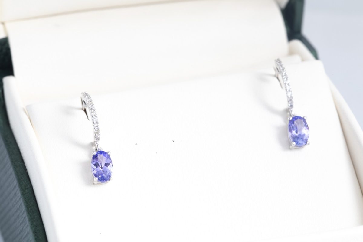 Aretes con tanzanitas y diamantes en oro blanco