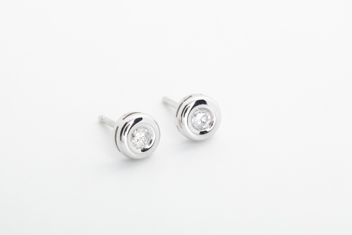 Aretes con brillantes y oro blanco