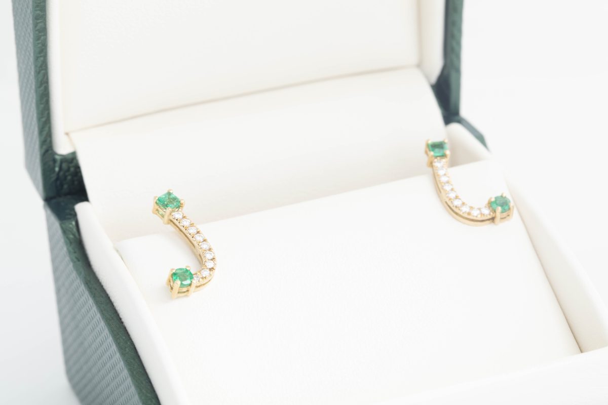 Aretes con esmeraldas y brillantes