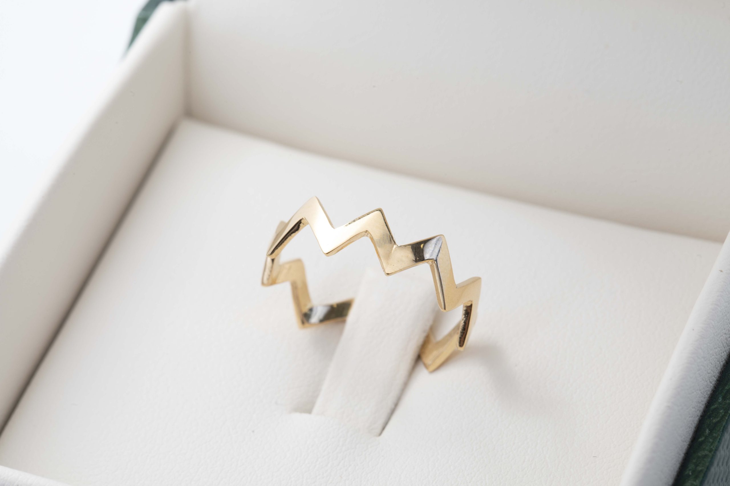 Anillo zigzag