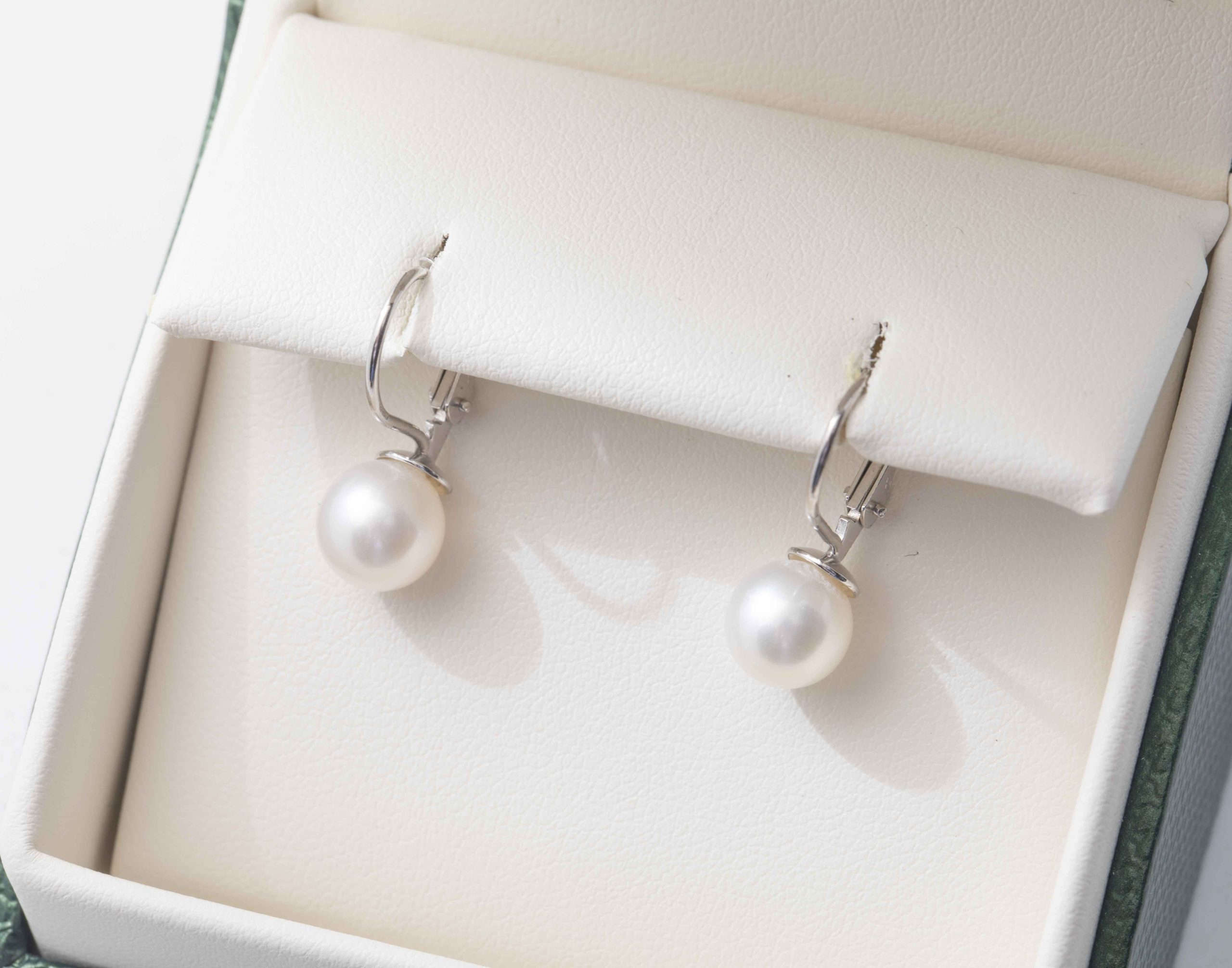 Aretes con perlas en oro blanco