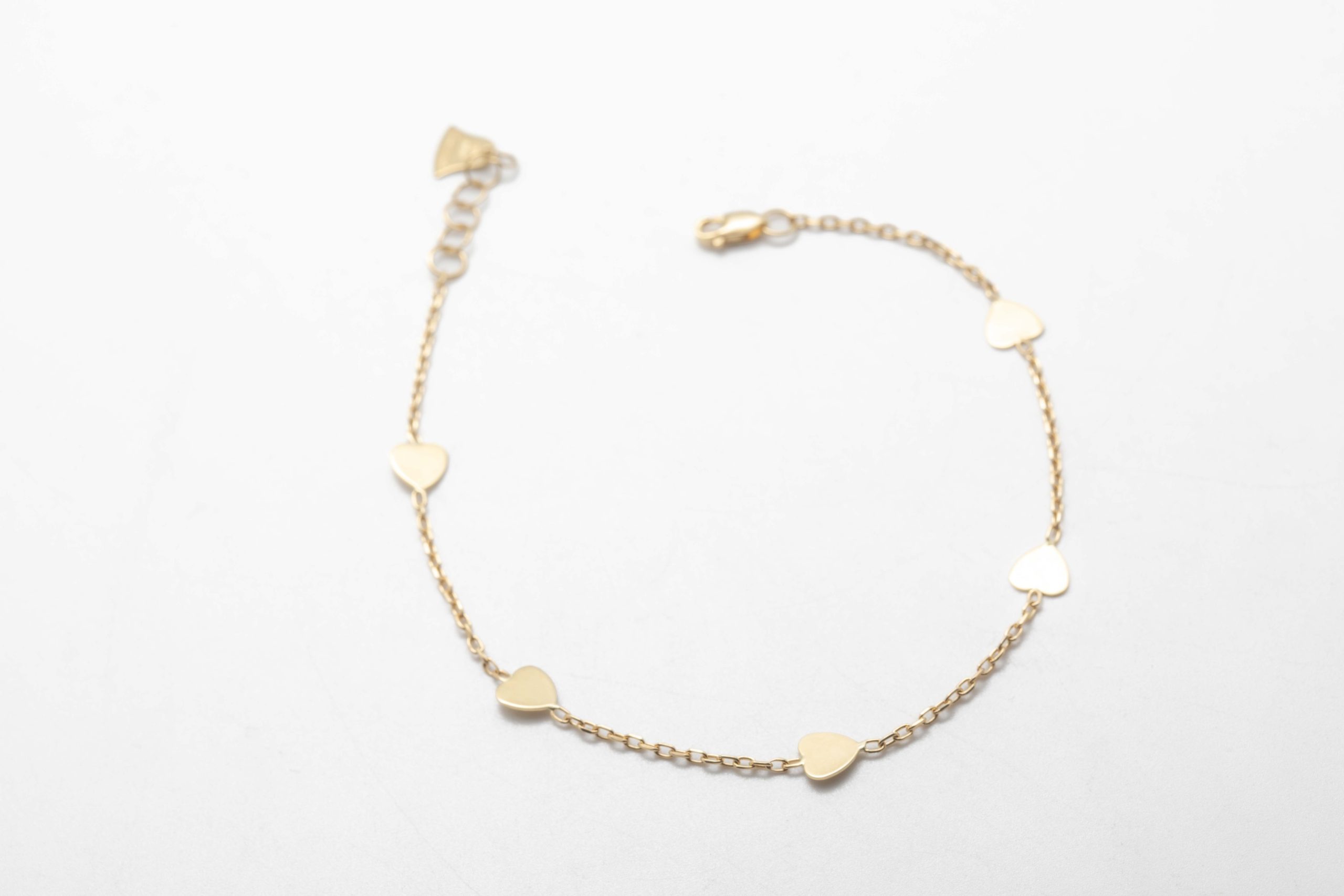 Pulsera con corazones