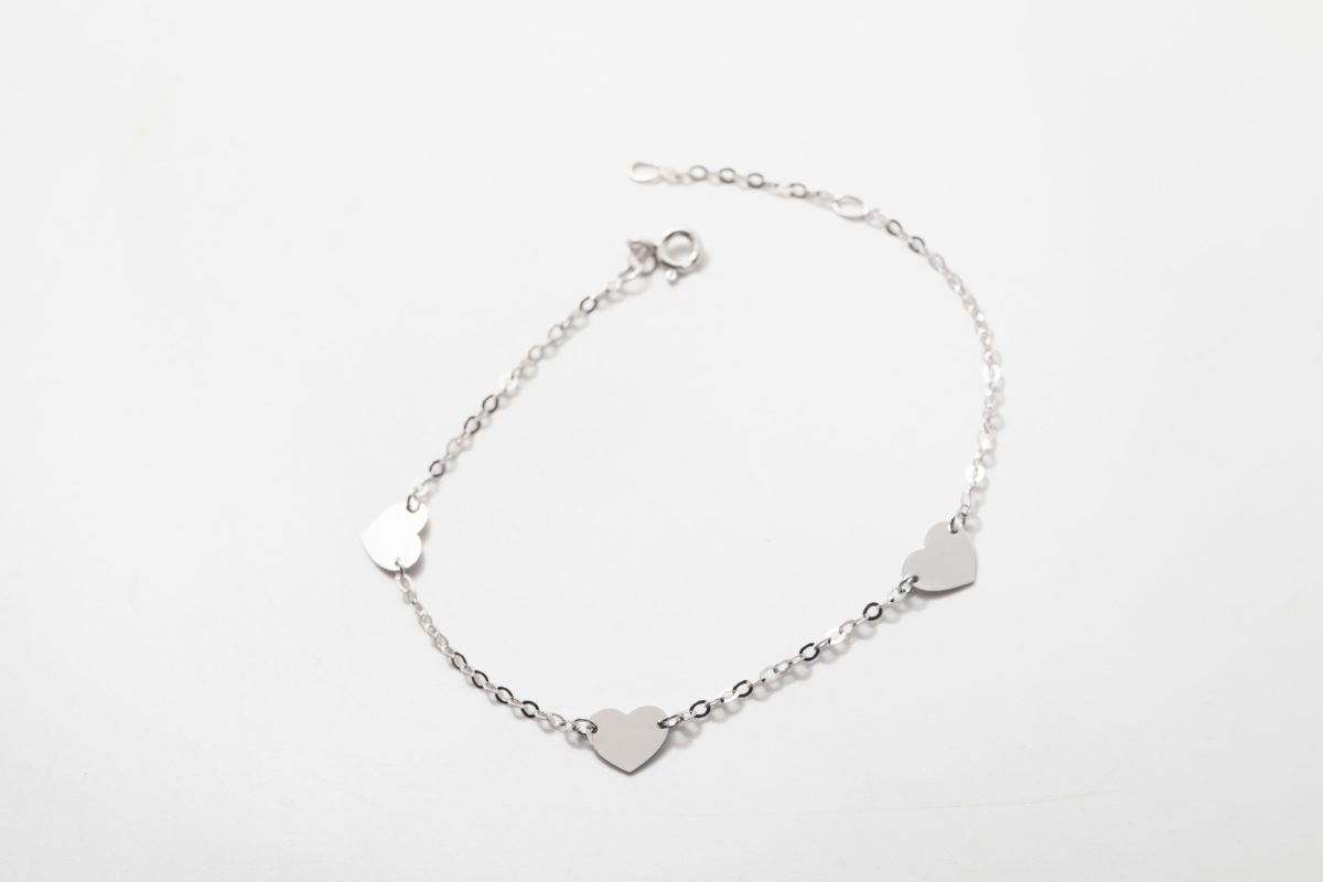 Pulsera con tres corazones en oro blanco