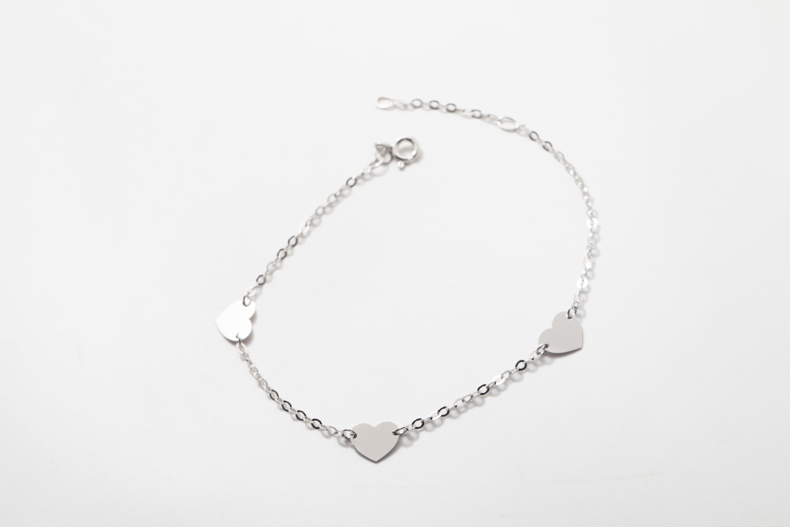 Pulsera con tres corazones en oro blanco