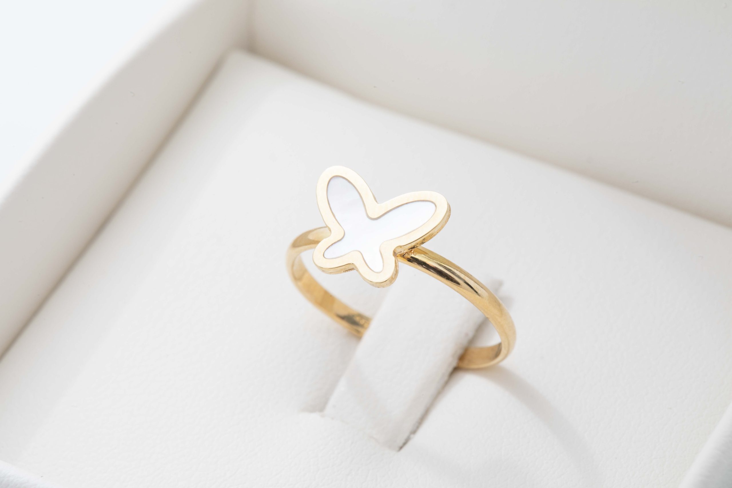 Anillo mariposa con madre perla