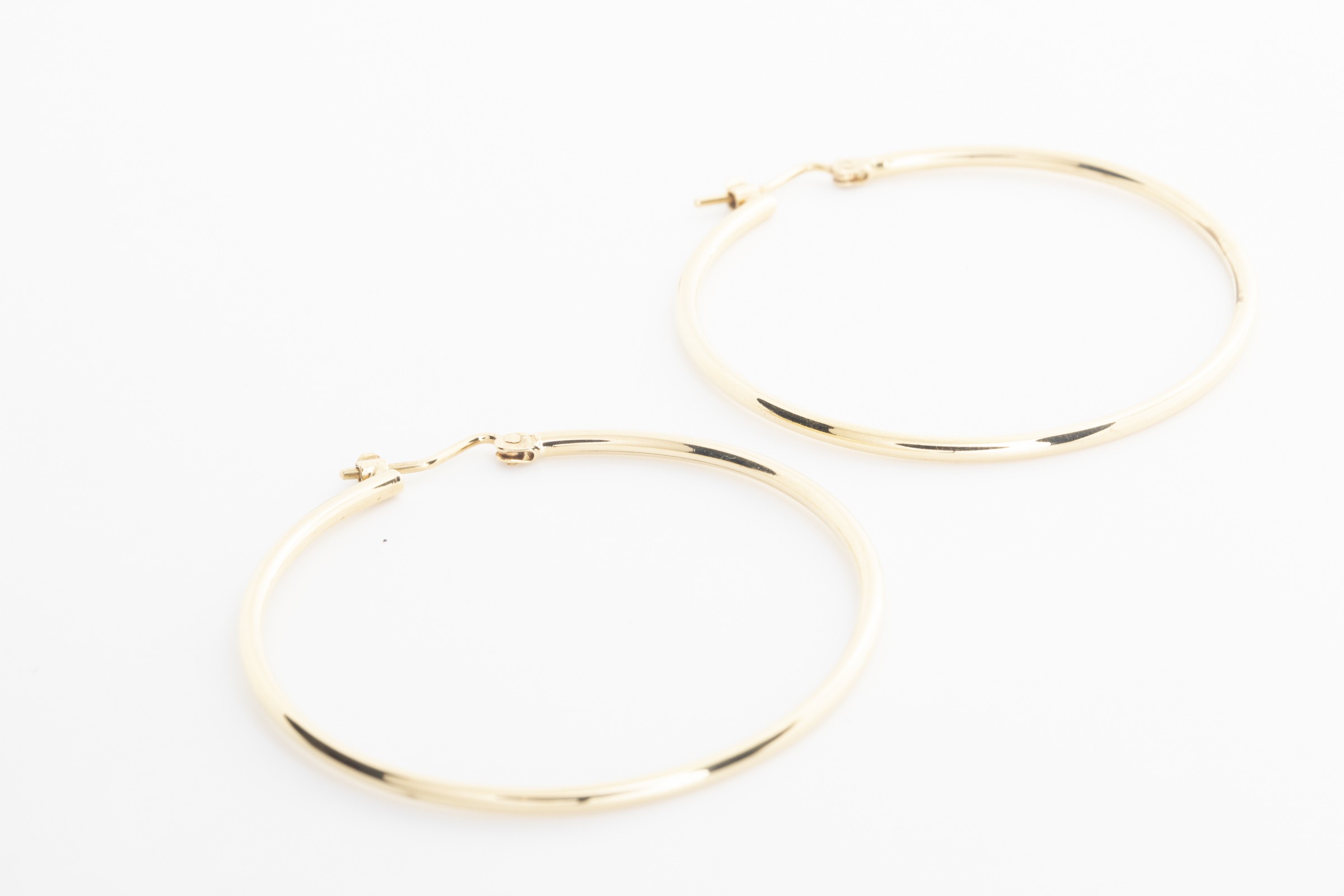 Aretes argolla grandes en oro amarillo