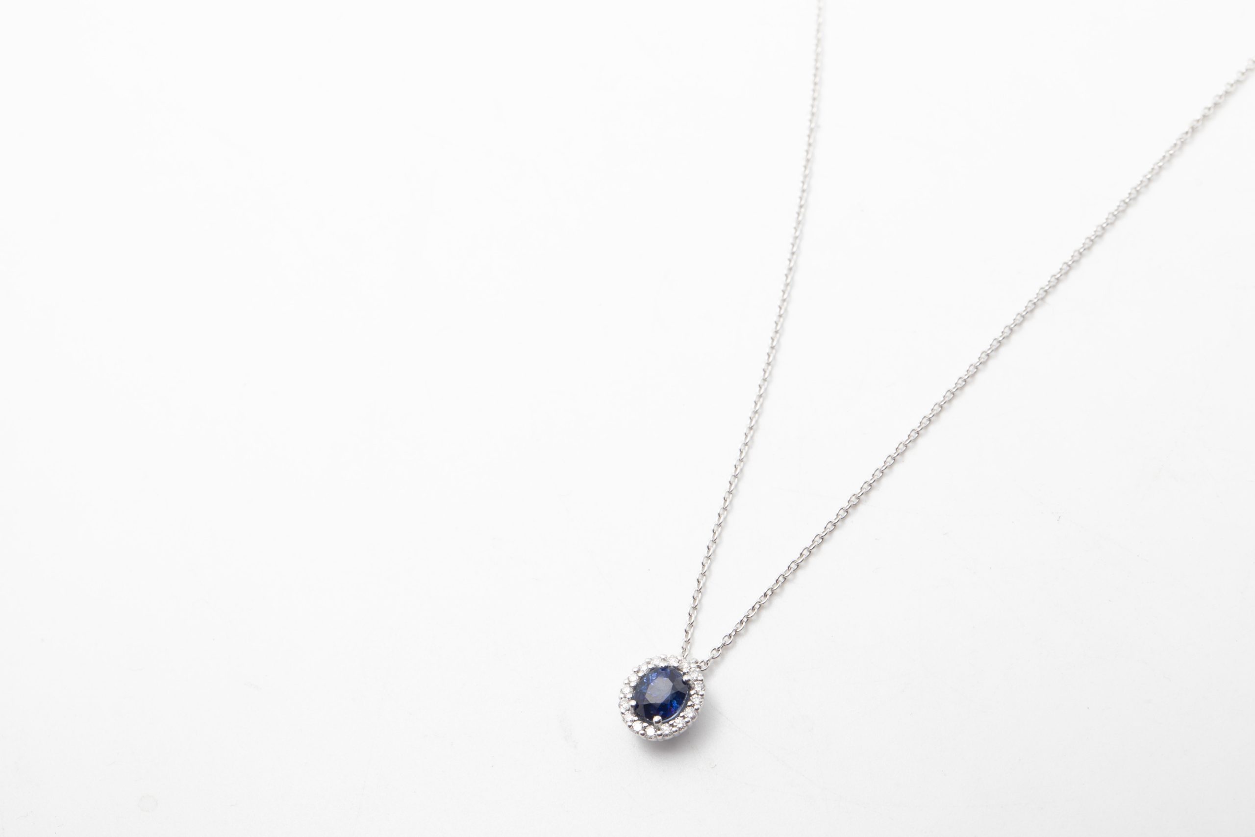 Collar con un zafiro y diamantes