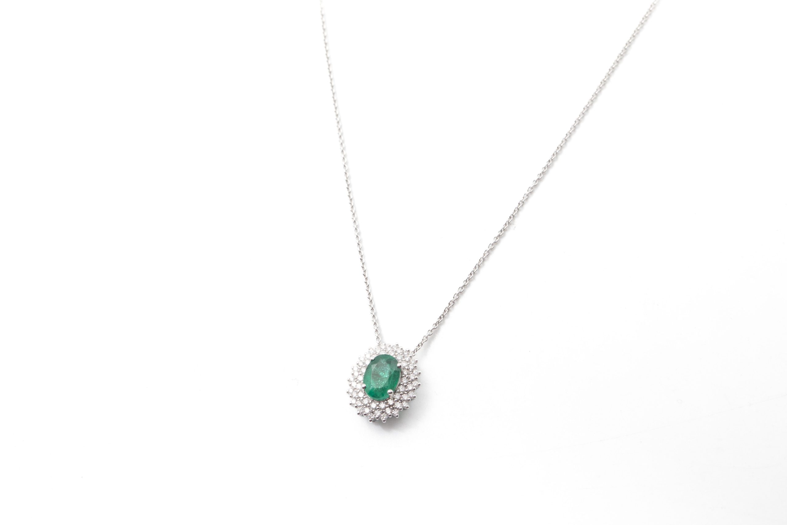 Collar con una esmeralda y diamantes