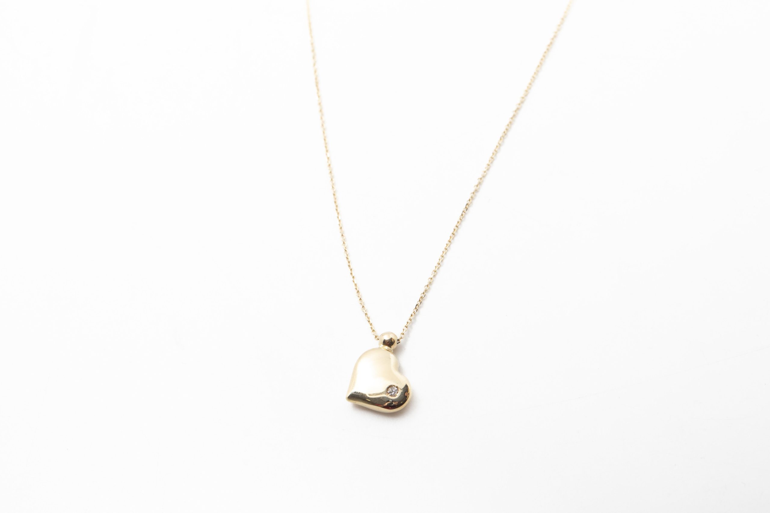 Collar corazón con un diamante