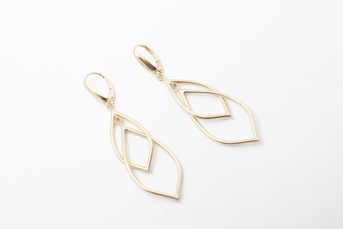 Aretes colgantes en oro amarillo