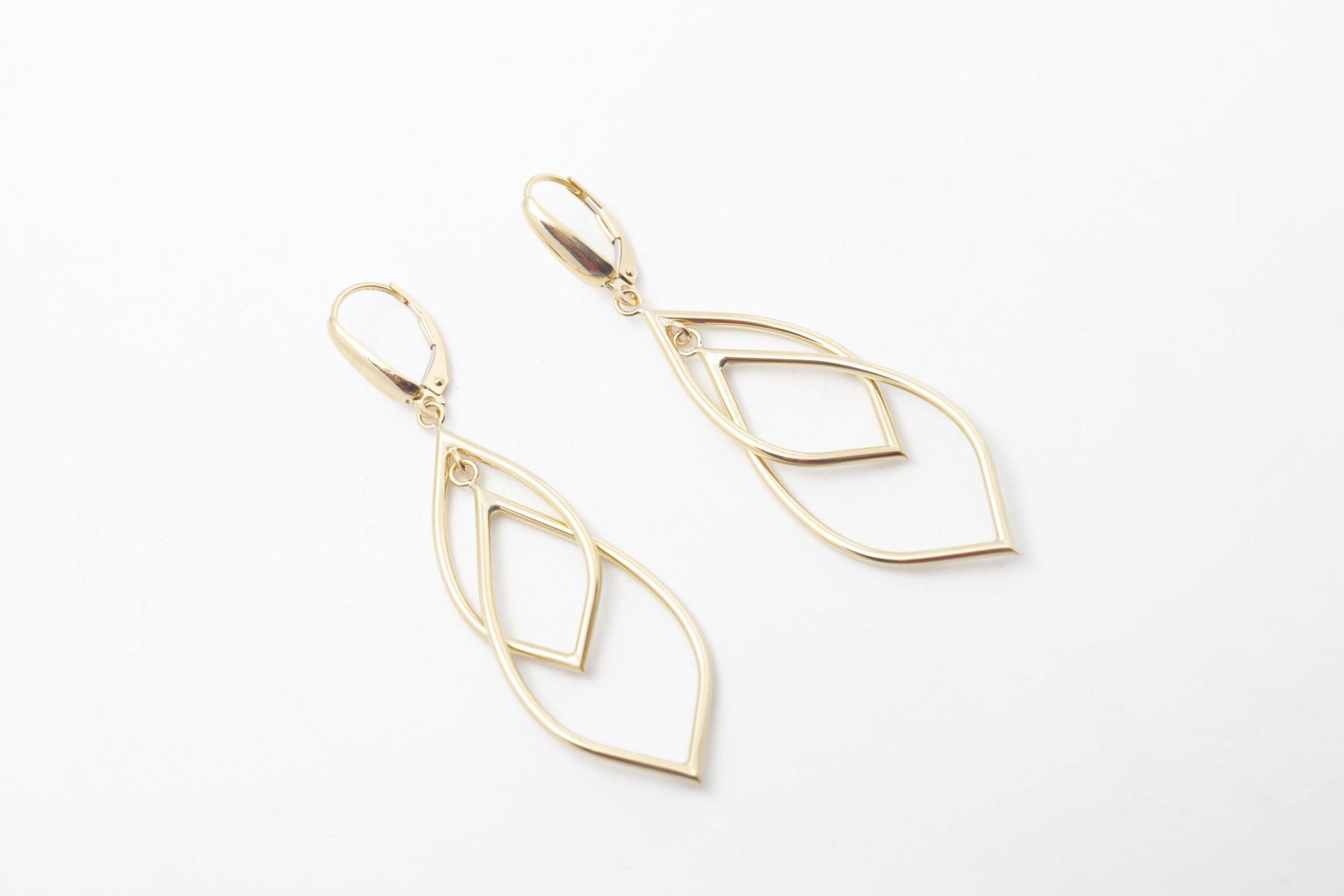 Aretes colgantes en oro amarillo