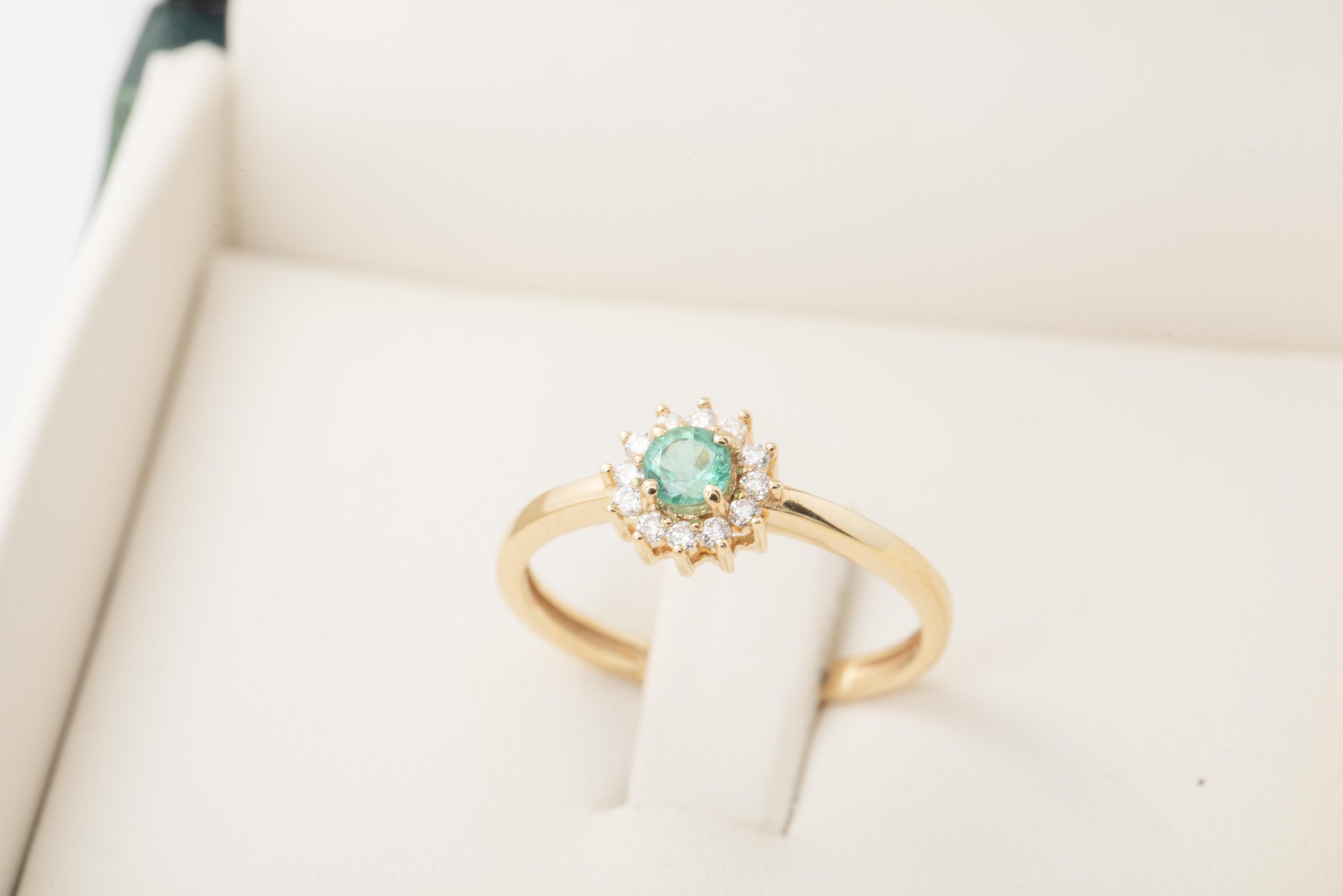 Anillo con una esmeralda y diamantes