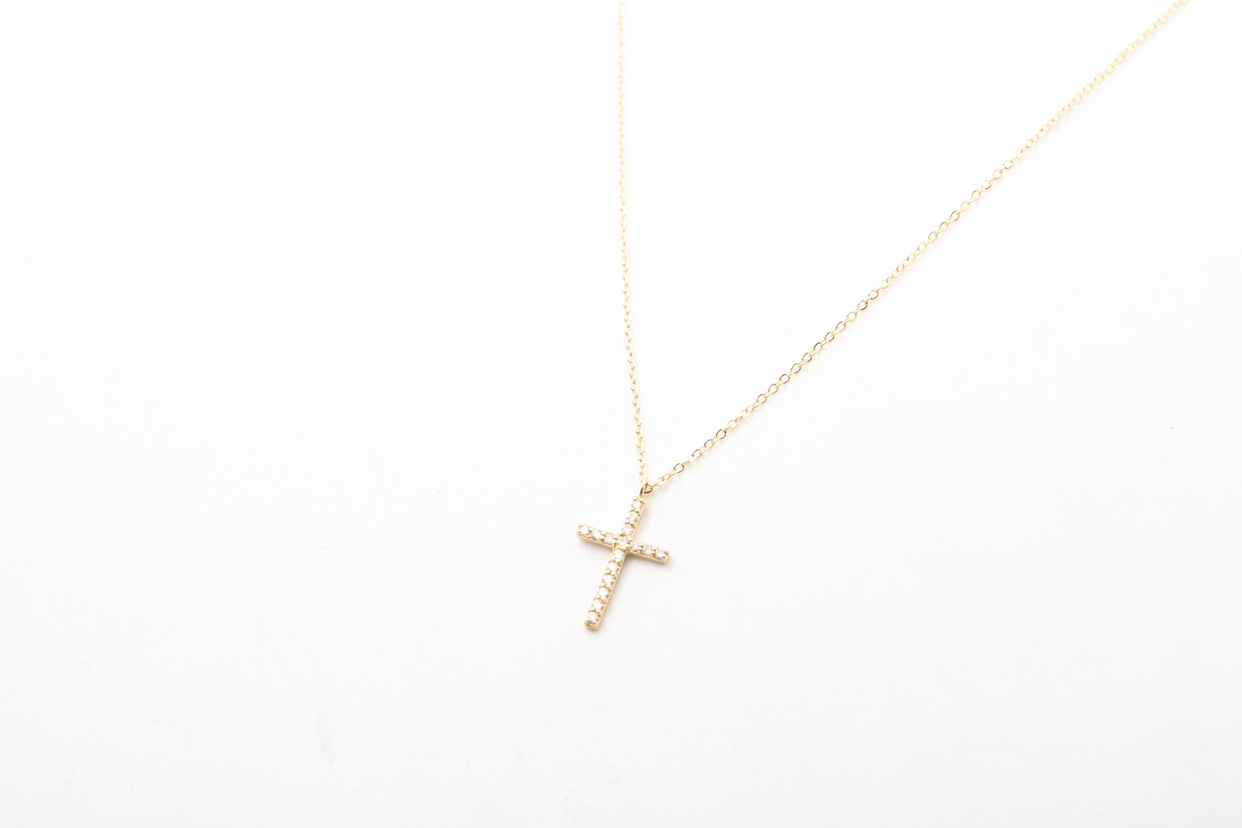 Collar cruz con diamantes