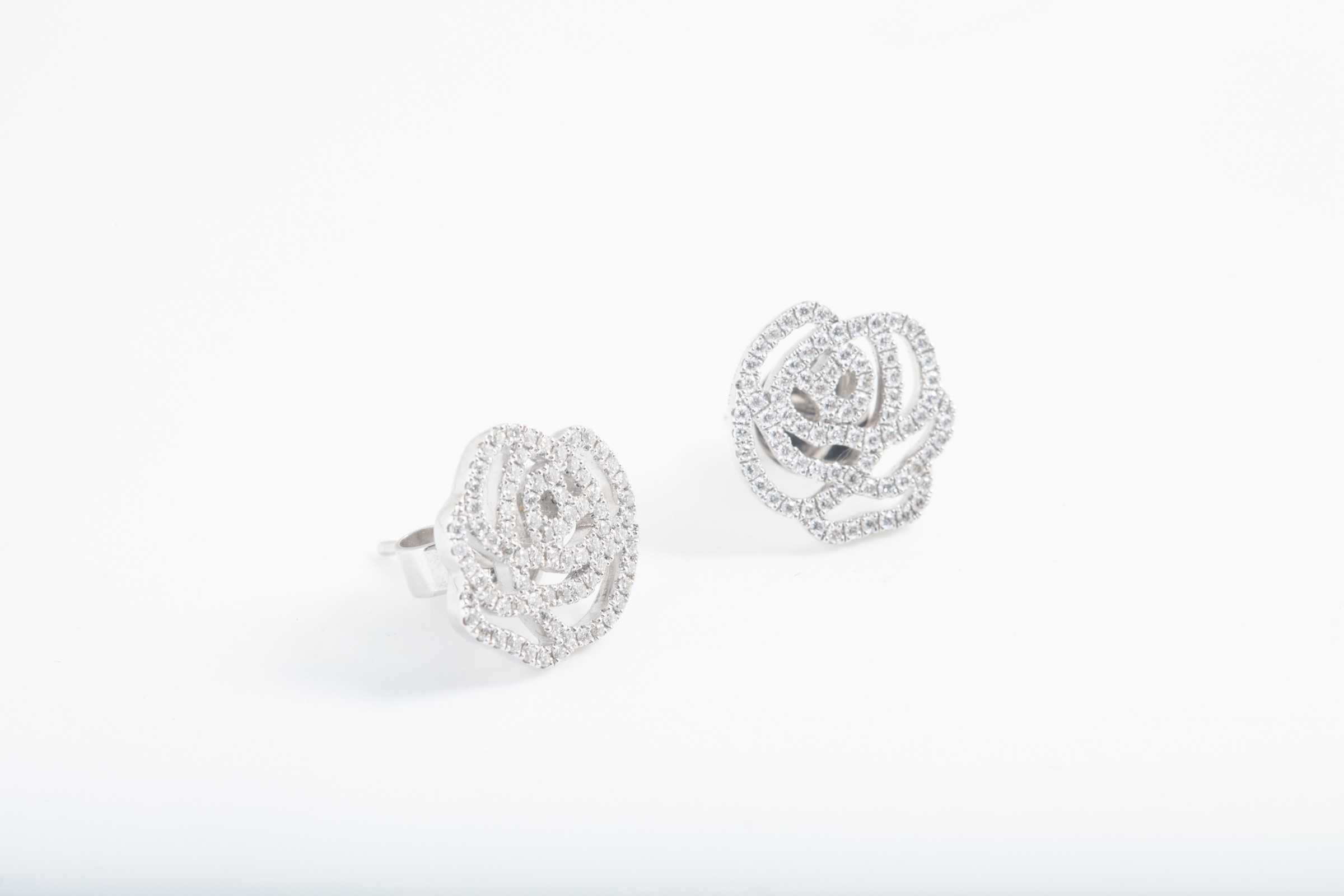 Aretes de rosa en oro blanco con brillantes