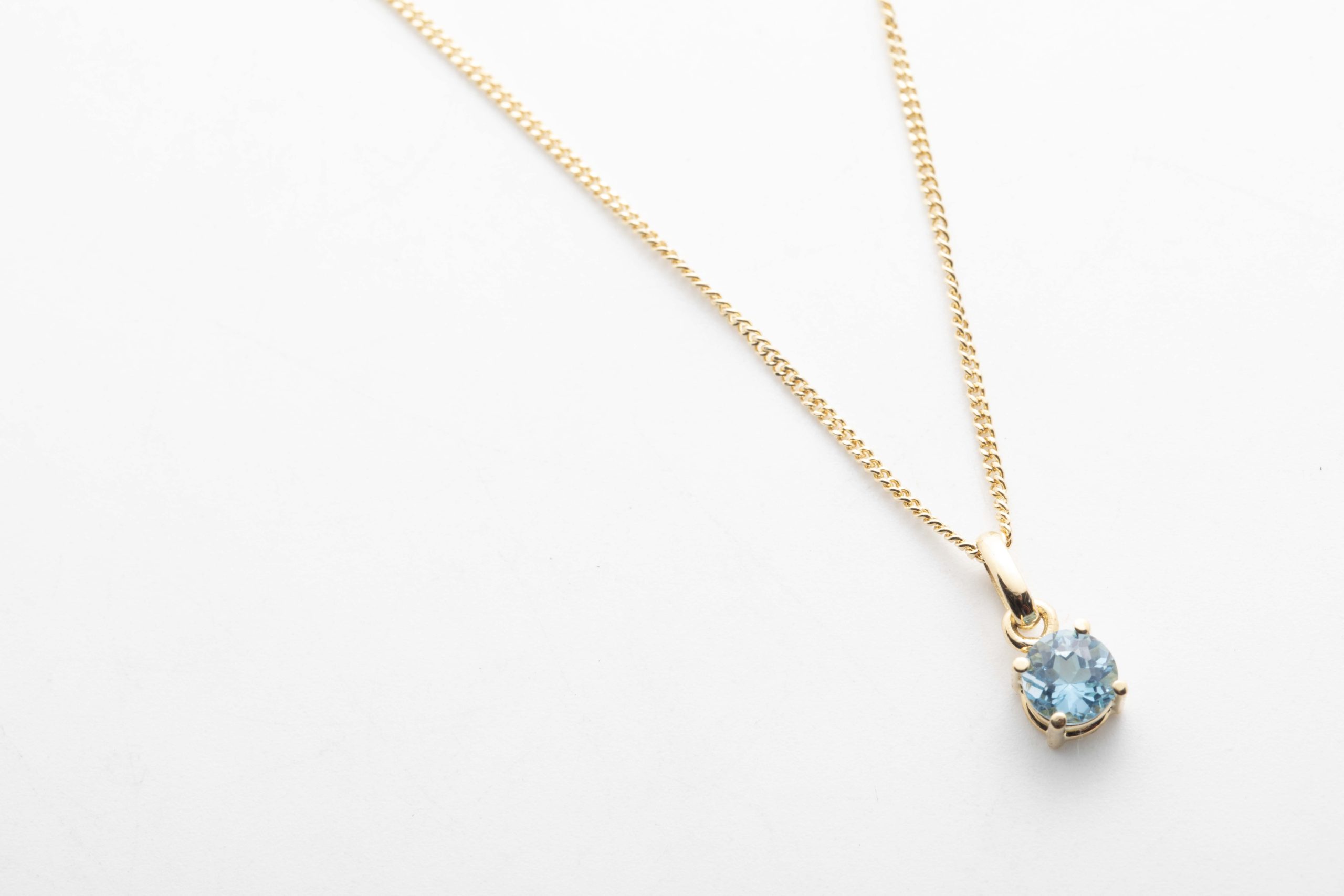 Collar con un topacio