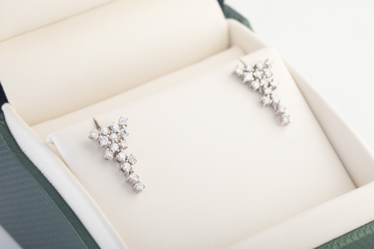 Par de aretes con brillantes