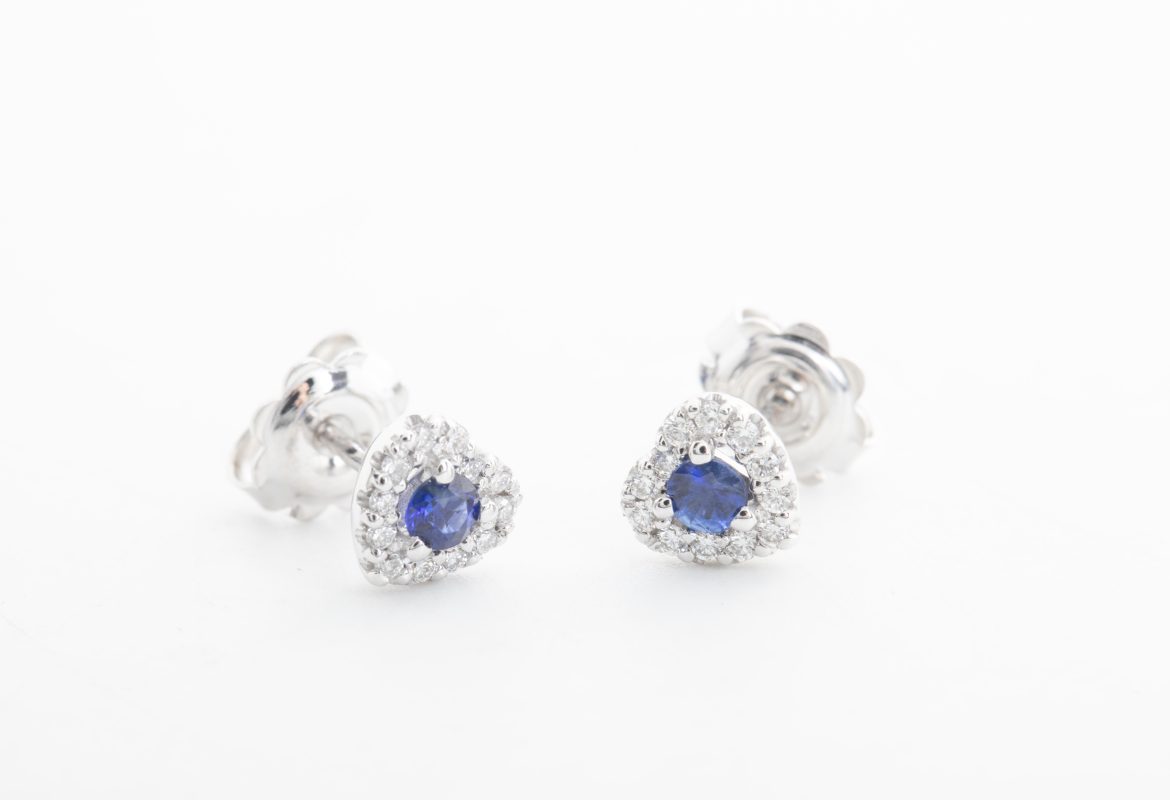 Aretes corazón con diamantes y zafiros