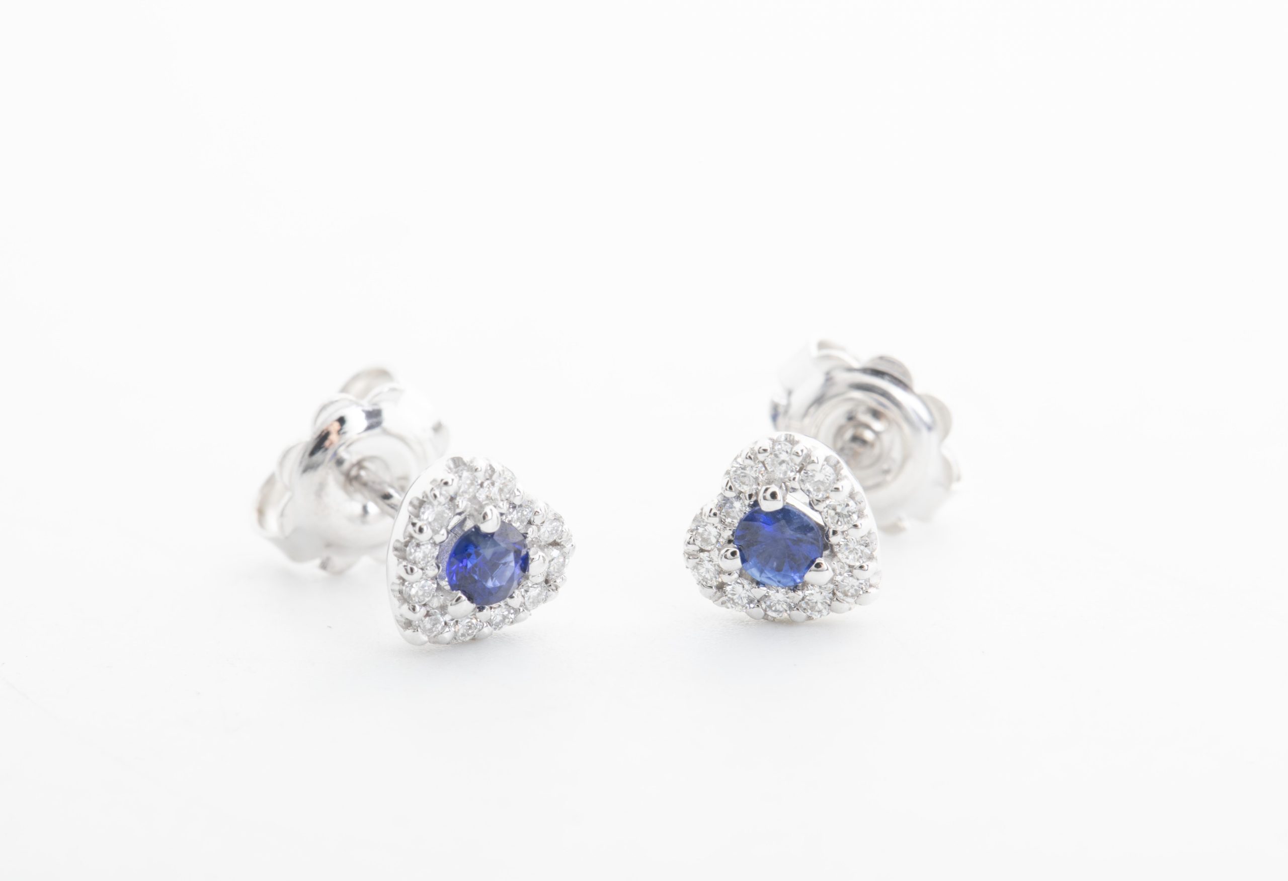Aretes corazón con diamantes y zafiros