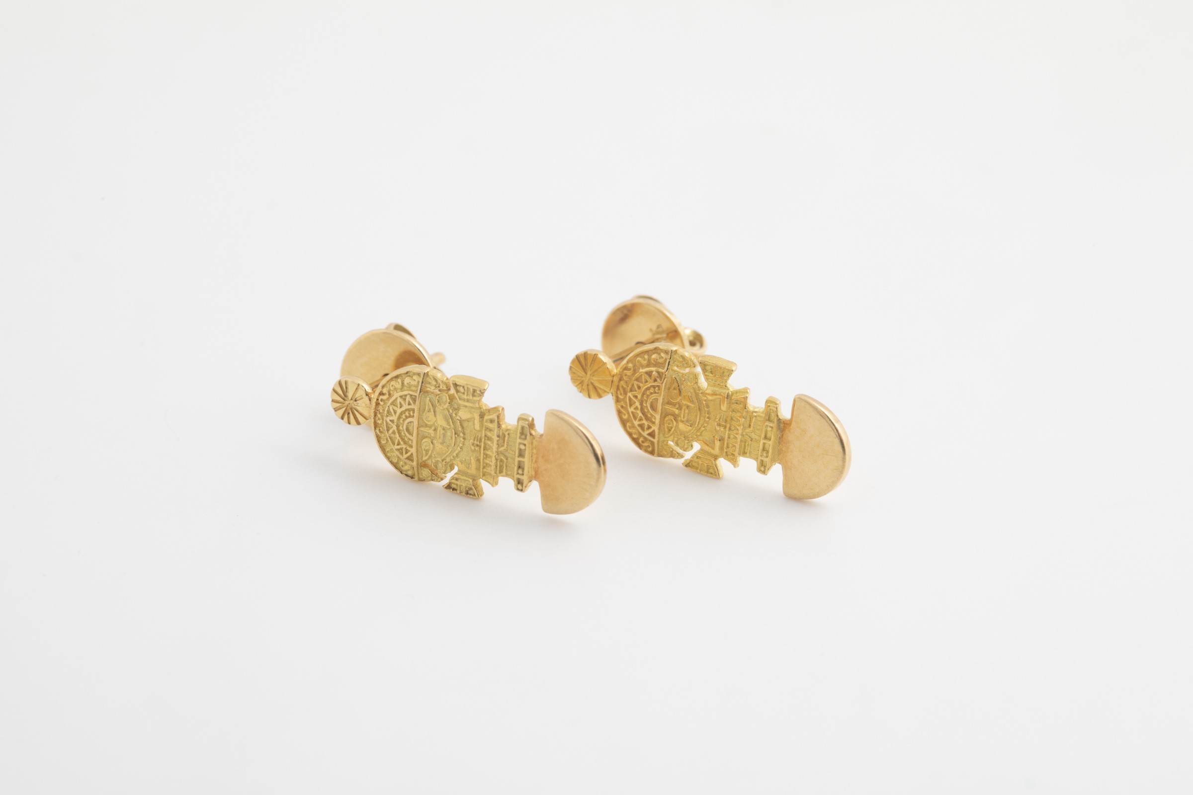 Aretes de Tumi en oro amarillo