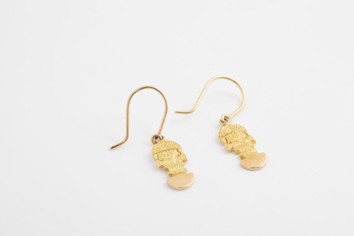 Aretes de Tumi en oro amarillo