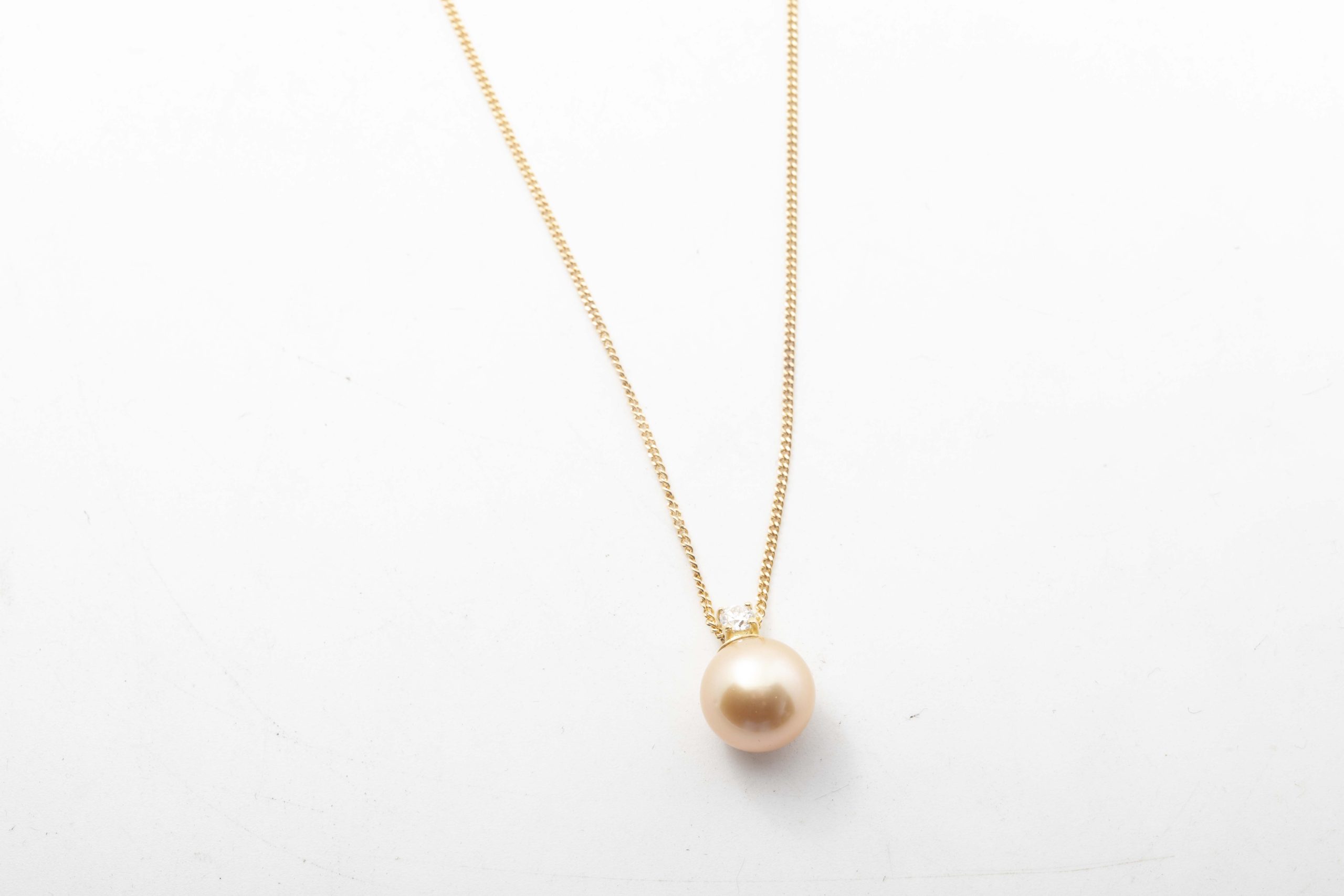 Collar con una perla dorada