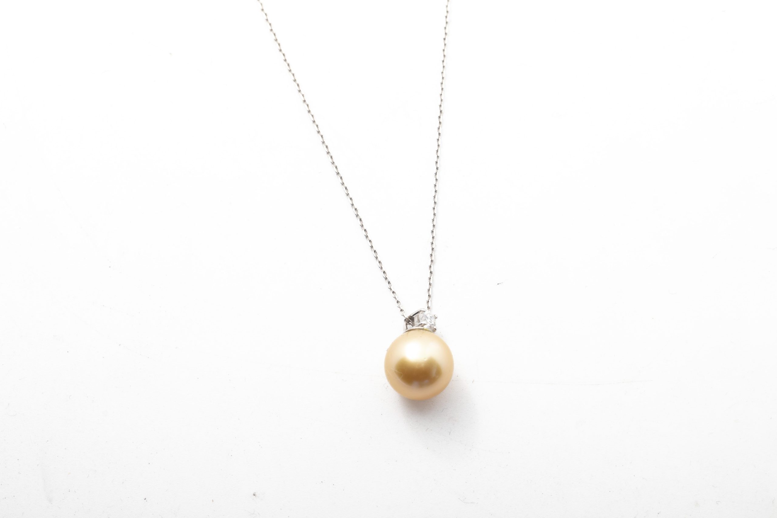 Collar con una perla dorada