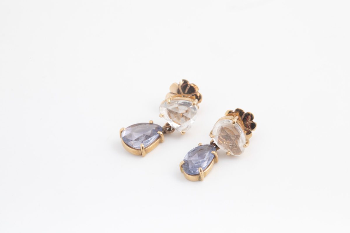 Aretes de oro amarillo con piedras