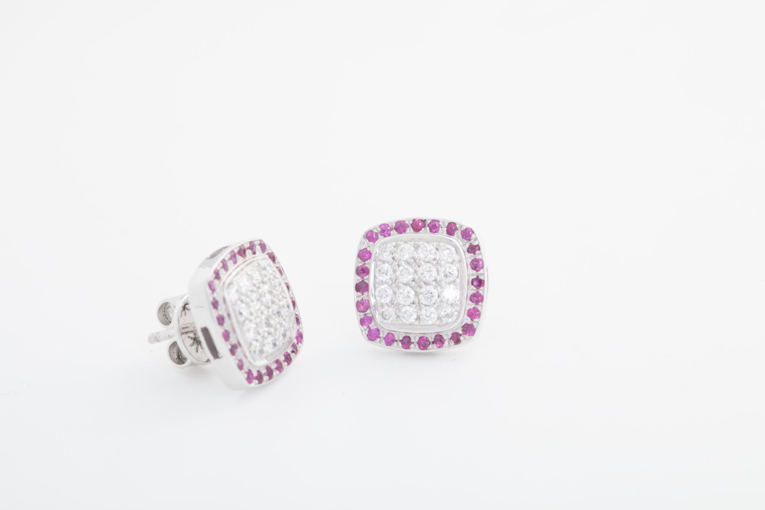 Aretes con brillantes y rubíes en oro blanco