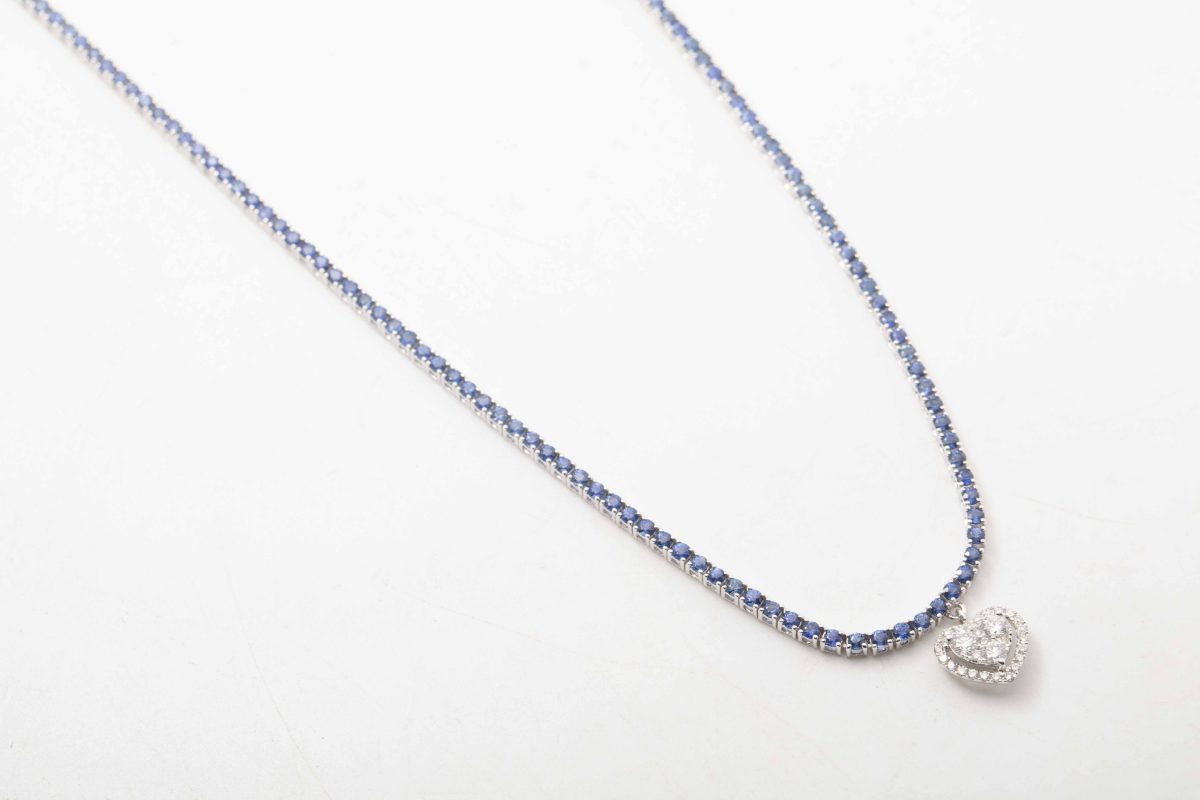 Collar tenis de zafiros azules con corazón en diamantes