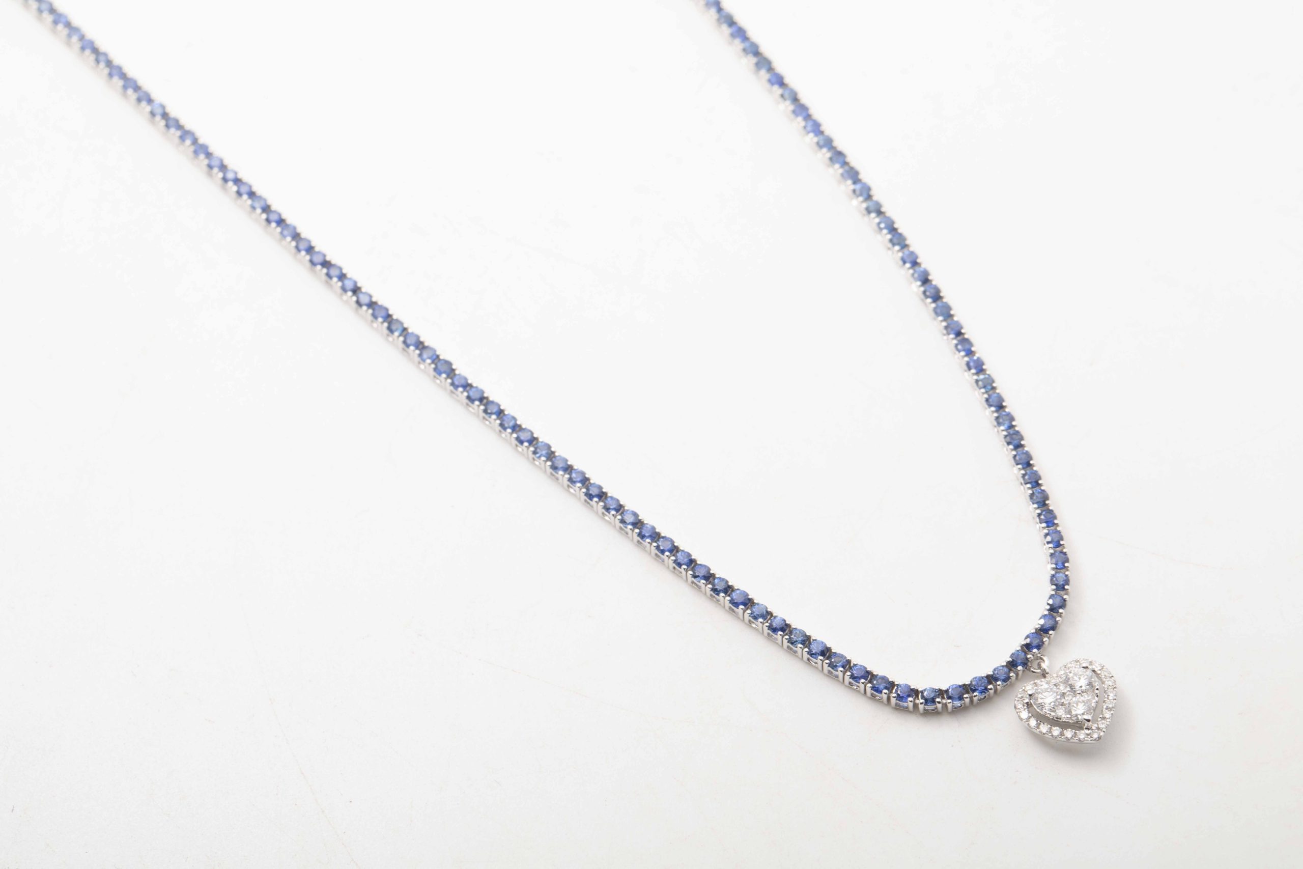 Collar tenis de zafiros azules con corazón en diamantes