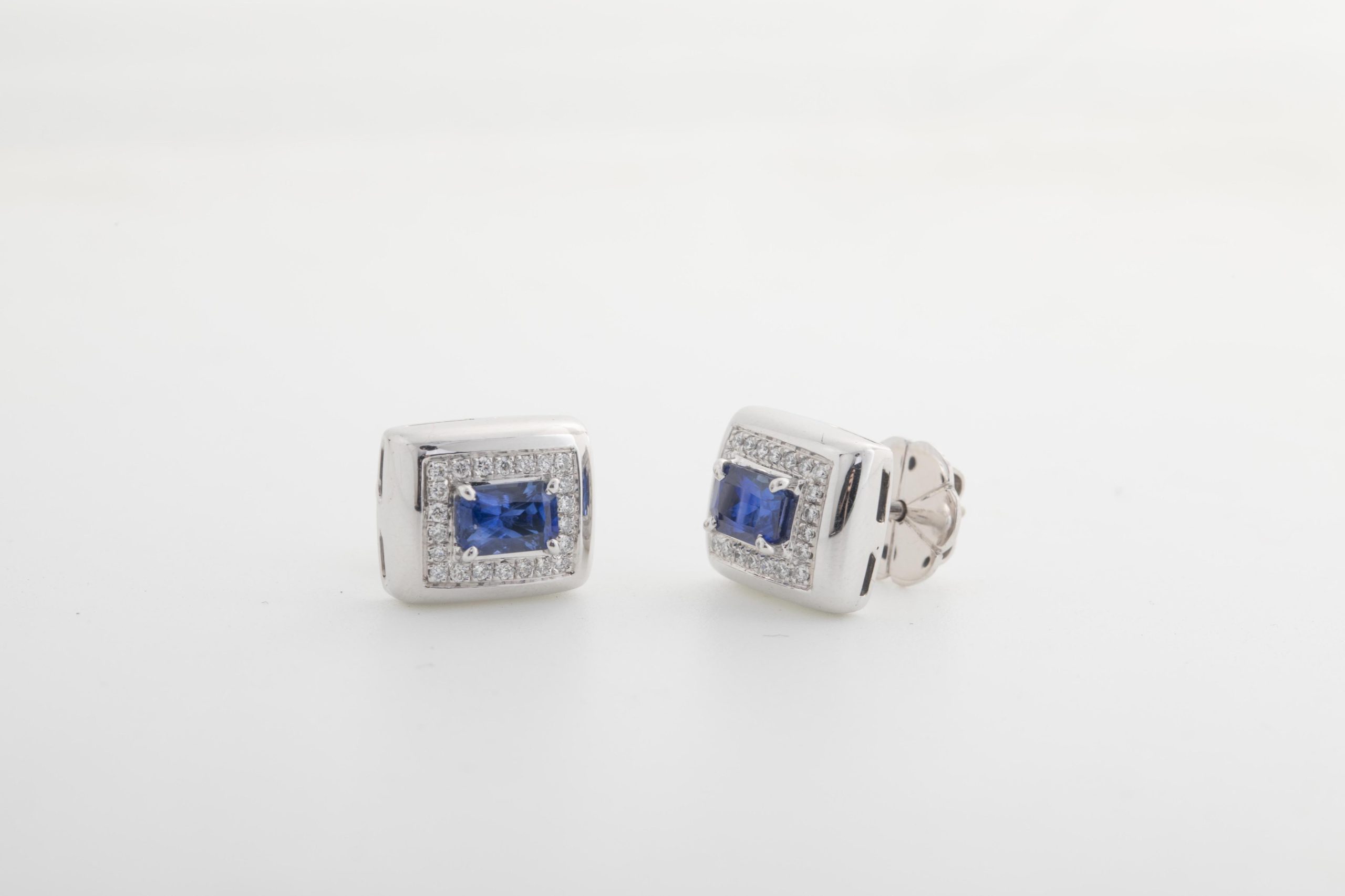 Aretes con zafiros y diamantes en oro blanco