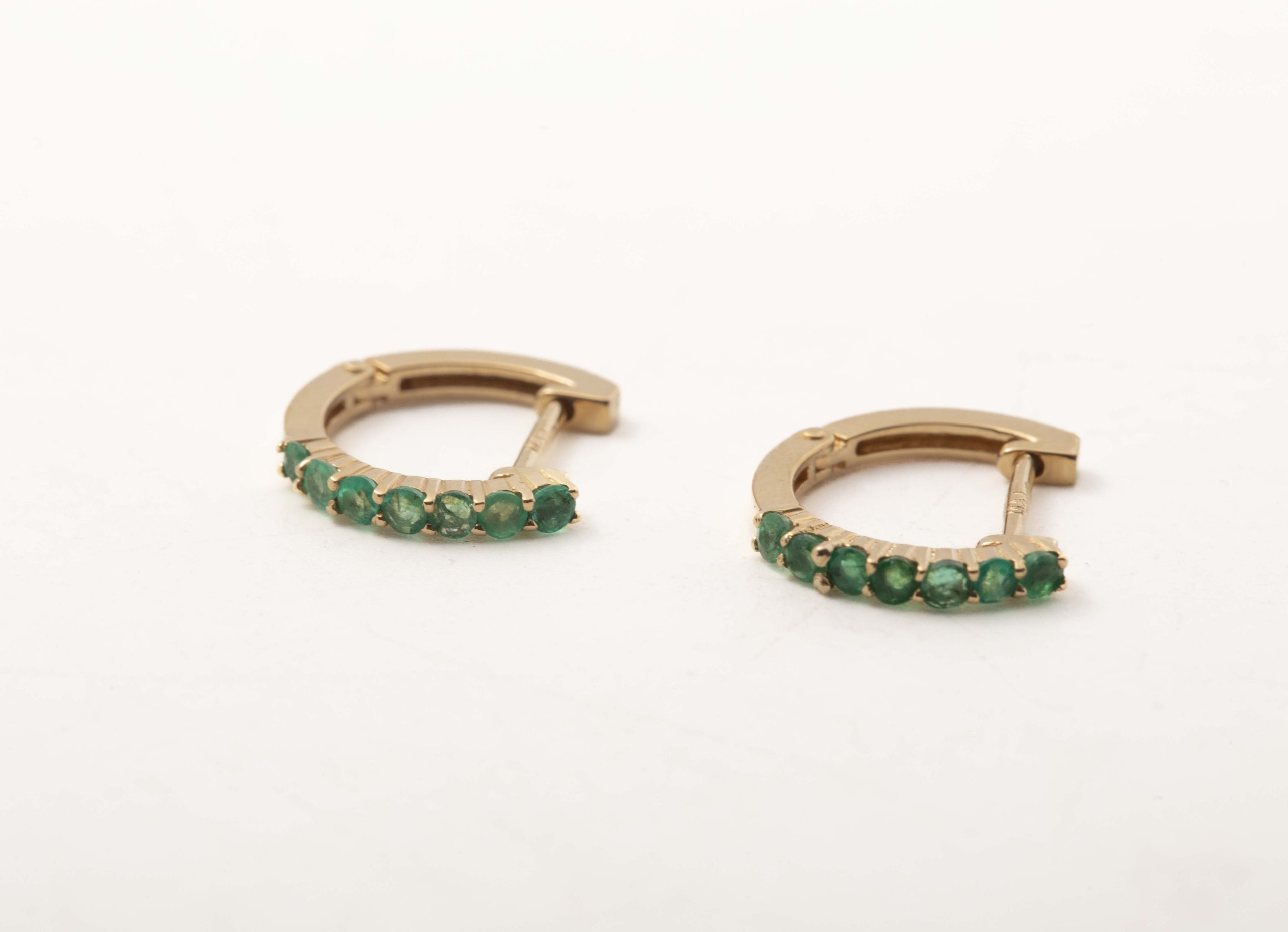 Argollas con esmeraldas
