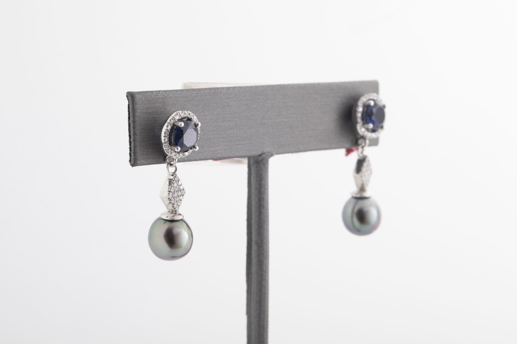 Aretes de perlas negras en oro blanco de 18Kt y Záfiros