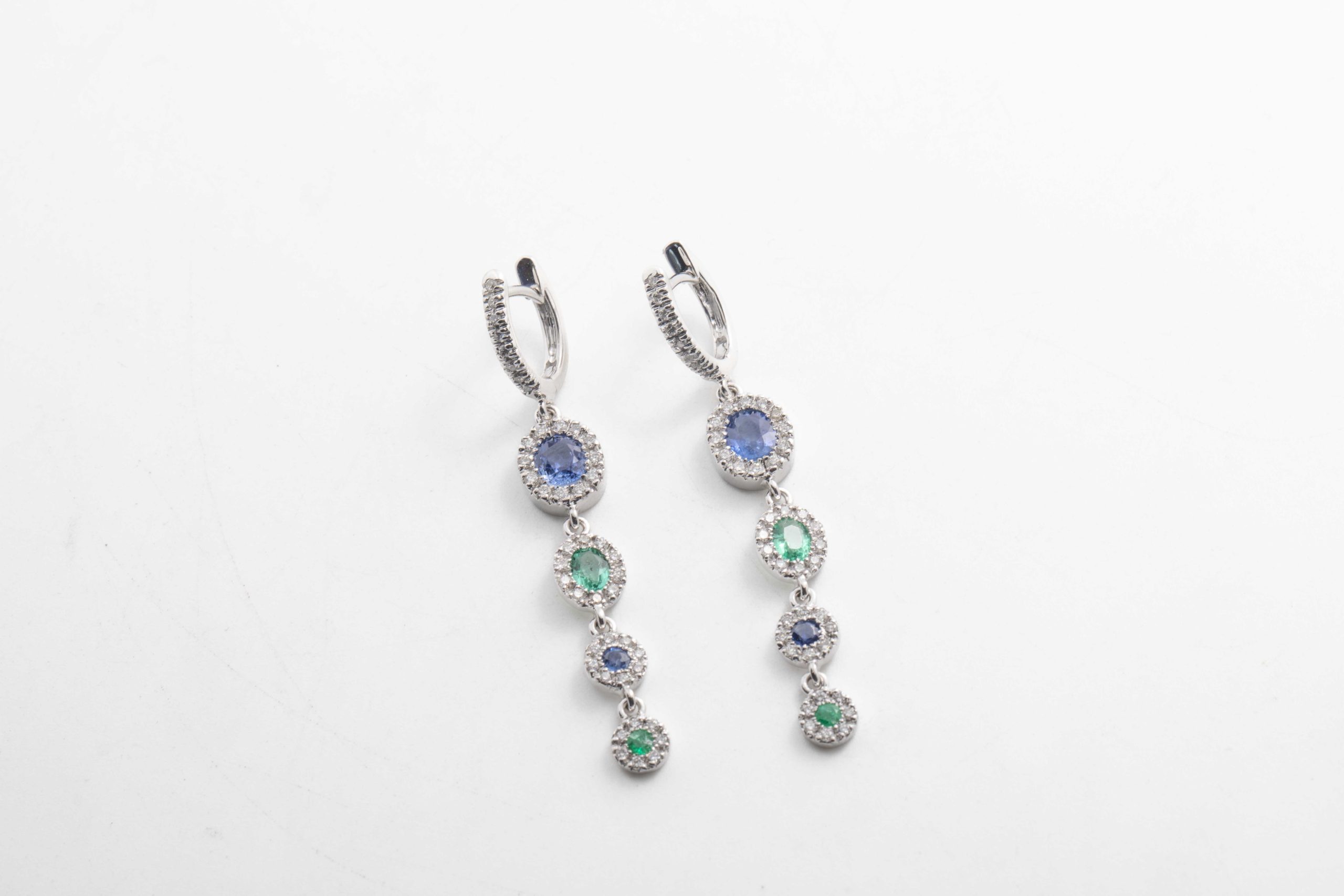 Aretes Moraglione con esmeraldas y zafiros