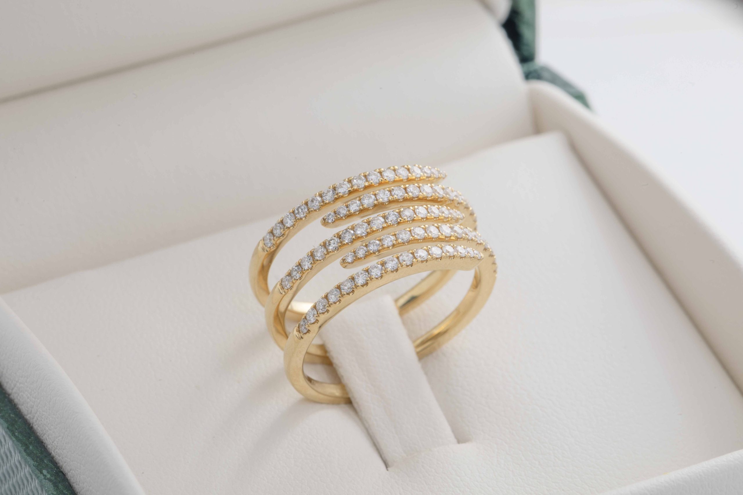 Anillo con diamantes en oro amarillo