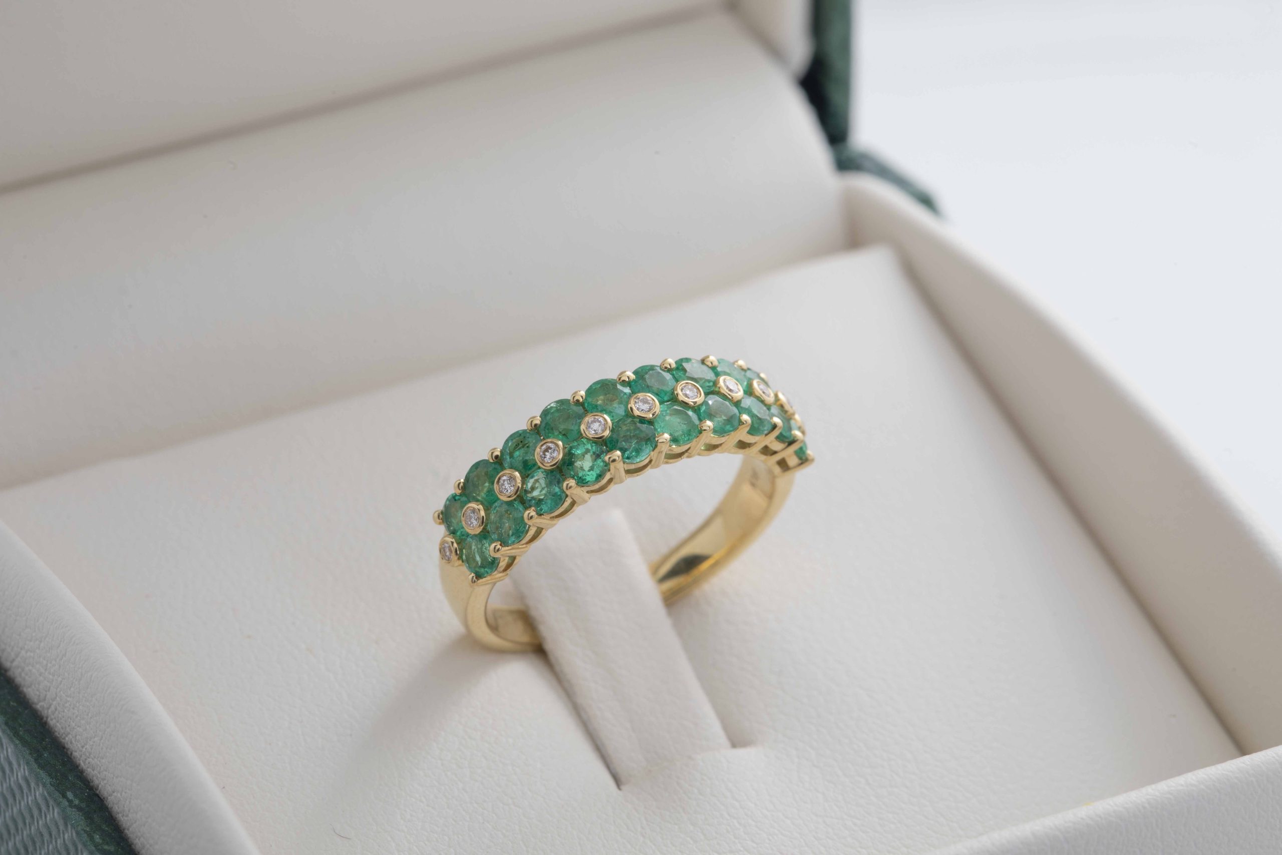 Anillo con esmeraldas en oro amarillo