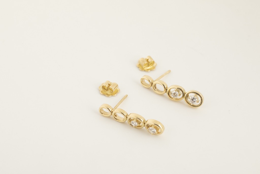 Aretes con 5.9 gramos de oro amarillo 18 kts y 4 brillantes 0.37 cts