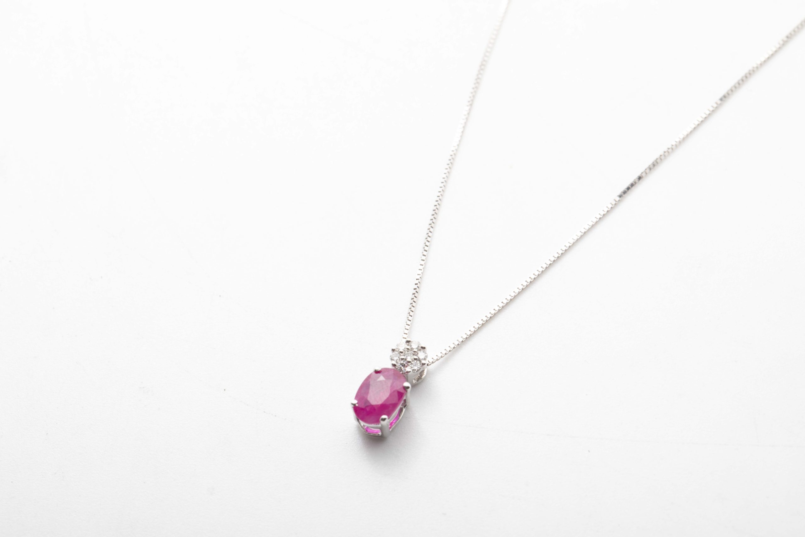 COLLAR CON BRILLANTES Y RUBI