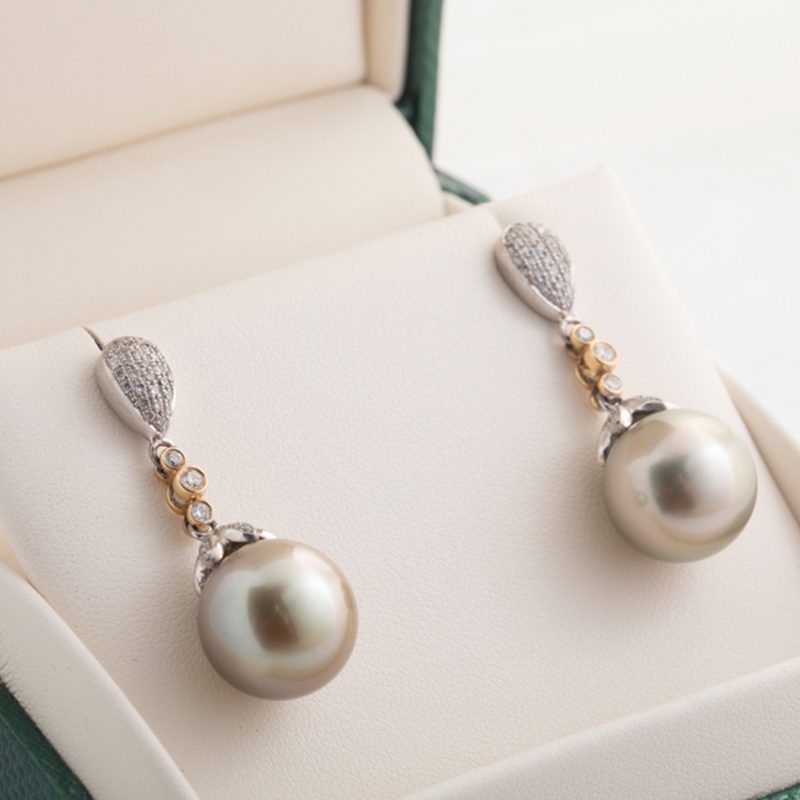 Aretes de perla en oro blanco de 18Kt. con diamantes