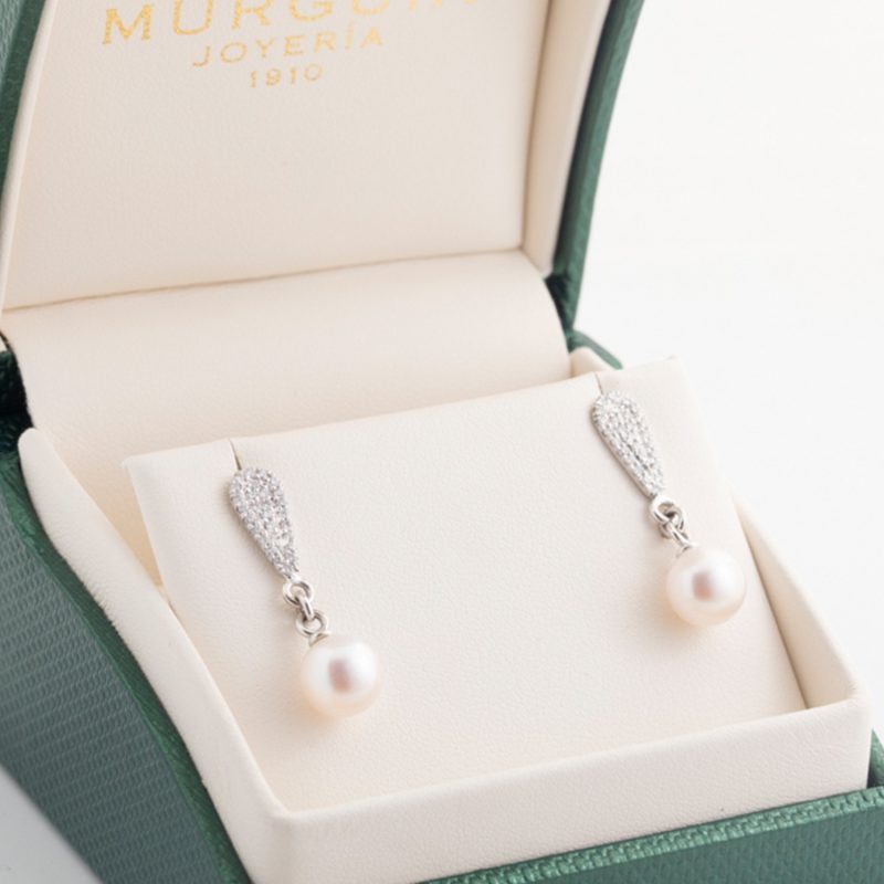 Aretes de perla en oro blanco de 18Kt. con diamantes
